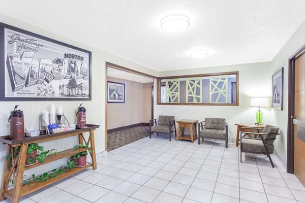  - Super 8 Hotel Norton