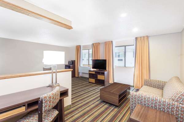 Suite - Super 8 Hotel Norton