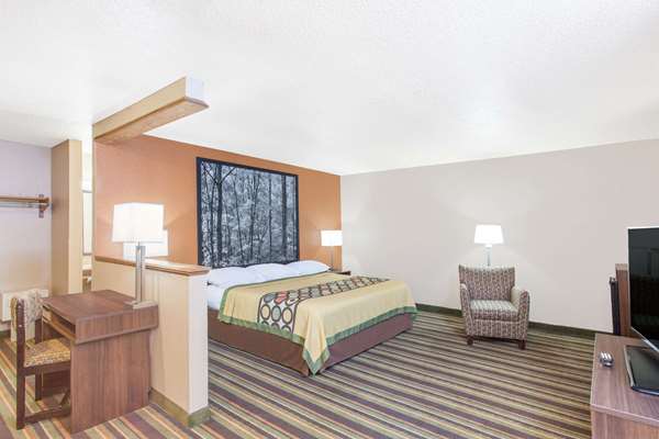 Suite - Super 8 Hotel Norton