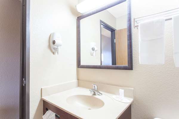  - Super 8 Hotel Norton