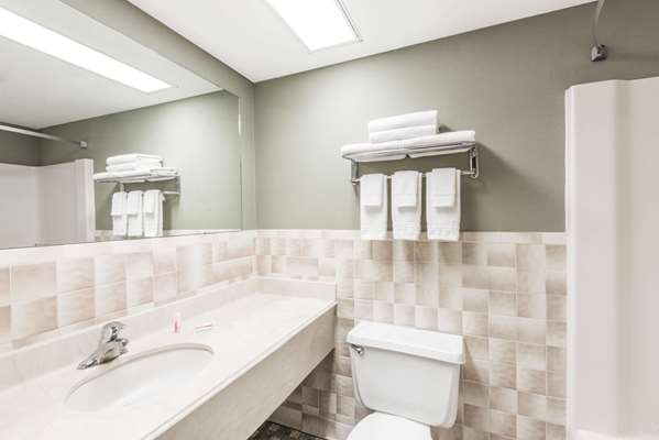  - Super 8 Hotel Henrietta - I-390, Exit 12A