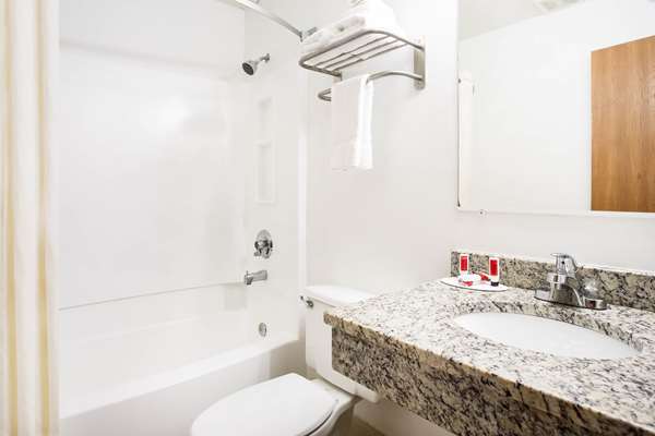  - Super 8 Hotel Chester - I-95, Exit 61B