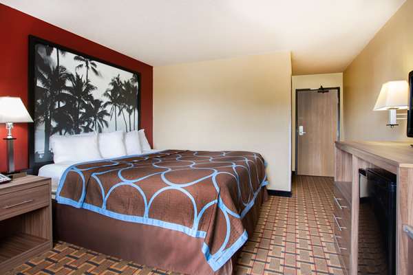  - Super 8 Hotel Chester - I-95, Exit 61B