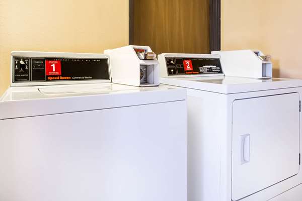  - Super 8 Hotel Chester - I-95, Exit 61B