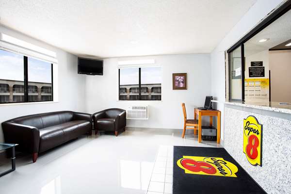  - Super 8 Hotel Chester - I-95, Exit 61B