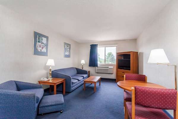Suite - Super 8 Hotel Sidney