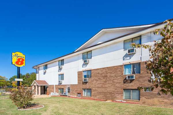 Exterior view - Super 8 Hotel Broad Street Richmond - I-64, Exits 183 & 183C