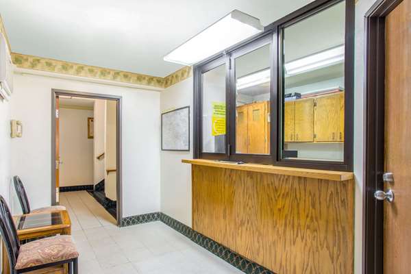  - Super 8 Hotel Broad Street Richmond - I-64, Exits 183 & 183C