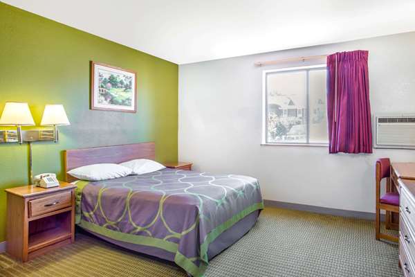  - Super 8 Hotel Broad Street Richmond - I-64, Exits 183 & 183C