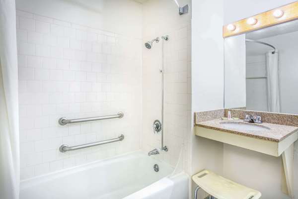  - Super 8 Hotel Broad Street Richmond - I-64, Exits 183 & 183C