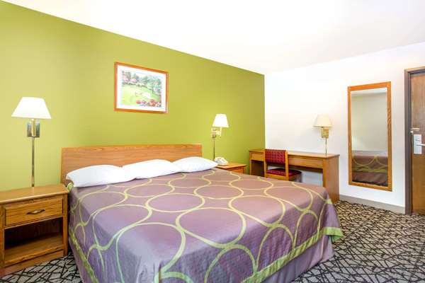  - Super 8 Hotel Broad Street Richmond - I-64, Exits 183 & 183C