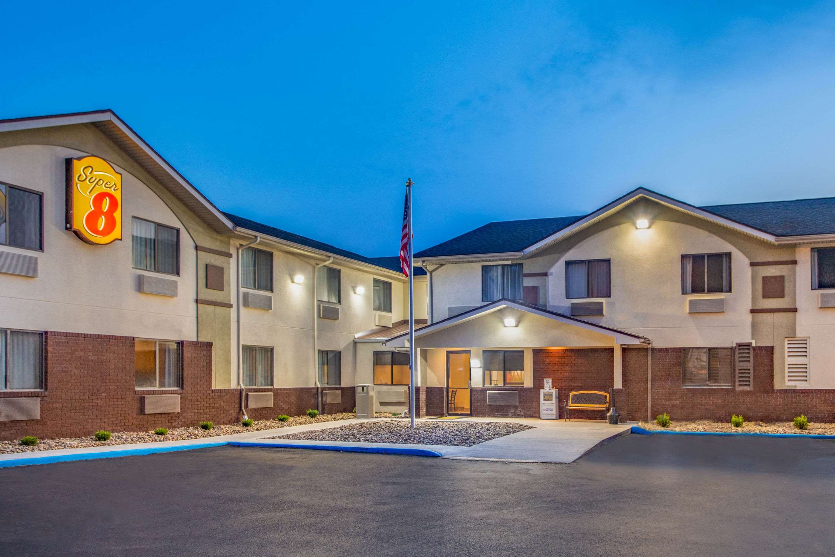 Exterior | Super 8 by Wyndham Weston WV