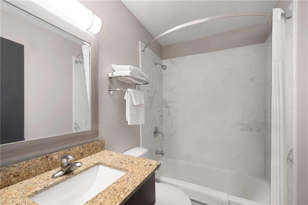 SUPER 8 BY WYNDHAM FARMVILLE-guestroom-Guest Room,Bathroom,On-Site.jpg