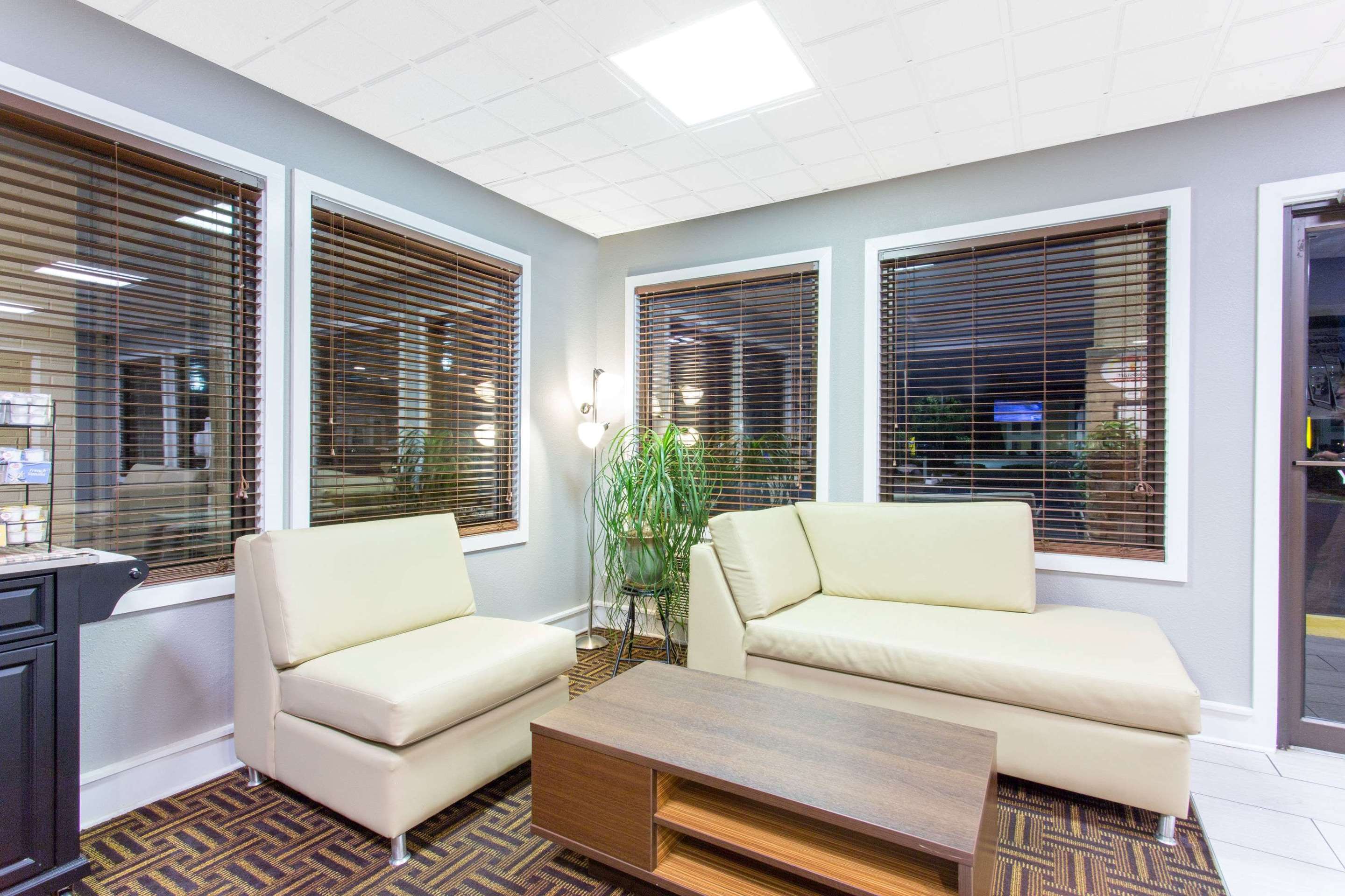 Lobby | Super 8 by Wyndham Wytheville