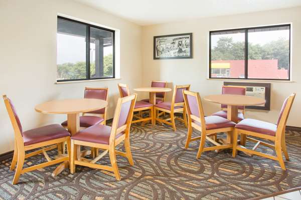  - Super 8 Hotel Lexington - I-64, Exit 55