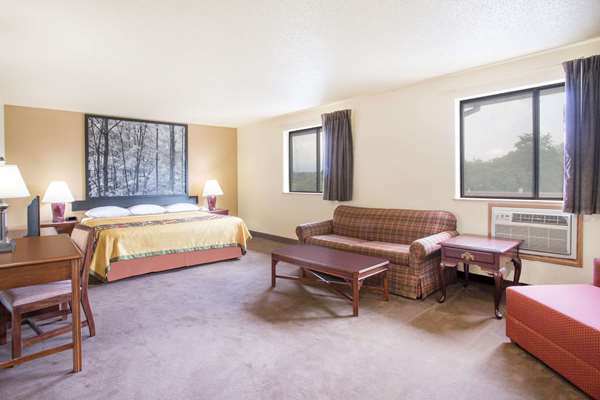 Suite - Super 8 Hotel Lexington - I-64, Exit 55
