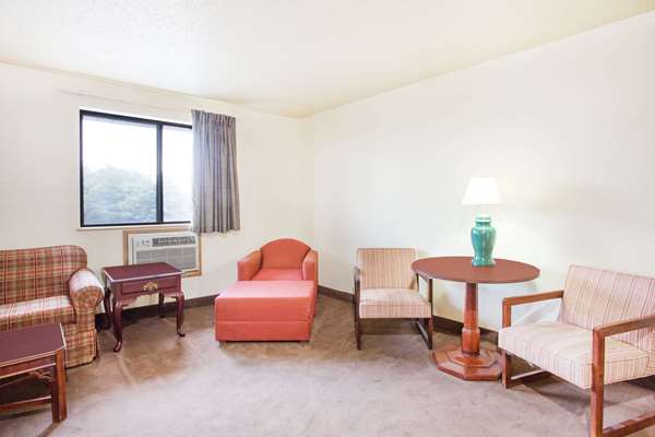 Suite - Super 8 Hotel Lexington - I-64, Exit 55