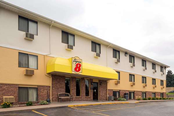 Exterior view - Super 8 Hotel Aksarben Omaha - I-80, Exit 449