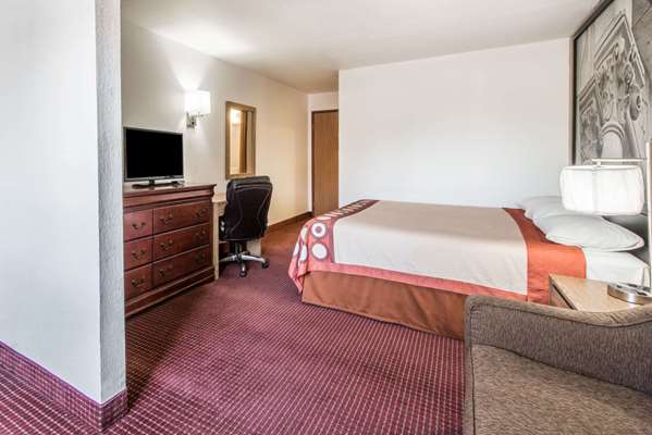Suite - Super 8 Hotel Elizabethtown - I-65, Exit 94