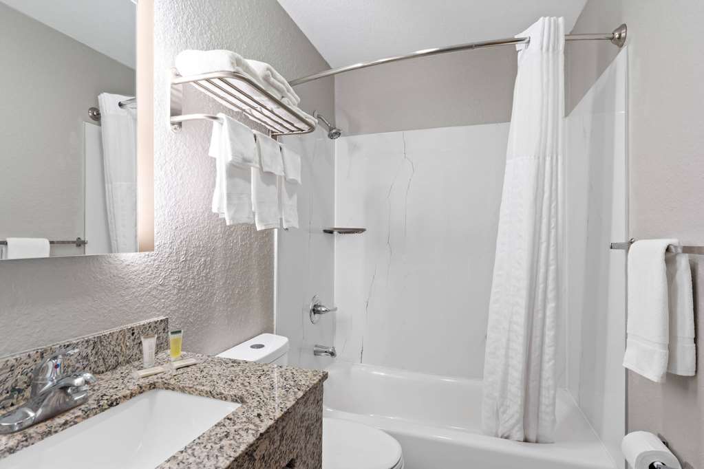 SUPER 8 BY WYNDHAM ELIZABETHTOWN-guestroom-Guest Room,Bathroom,On-Site.jpg
