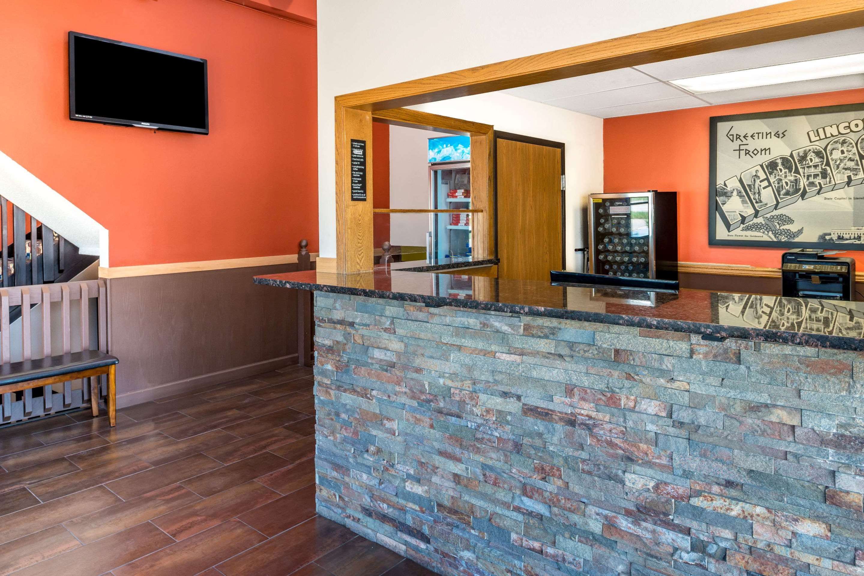 Lobby | Super 8 by Wyndham Lincoln West