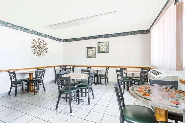  - Super 8 Hotel Ogallala - I-80, Exit 126