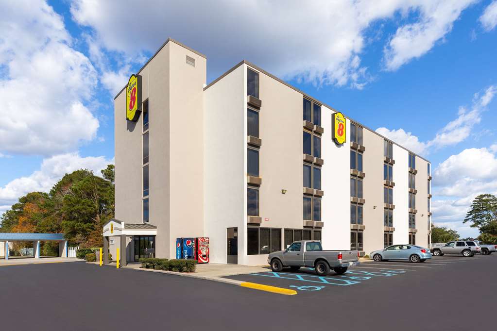 Super 8 Myrtle Beach/Market Common Area