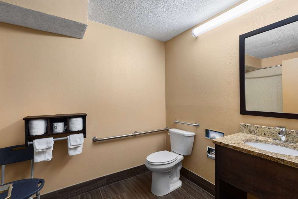 SUPER 8 BY WYNDHAM MYRTLE BEACH/MAR-guestroom-Guest Room,Bathroom,Accessibility,On-Site.jpg