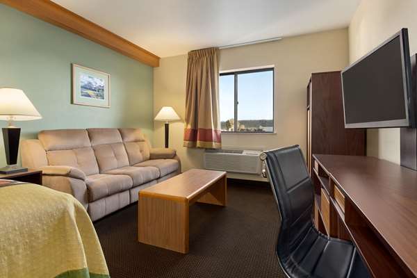 Suite - Super 8 Motel Columbus - I-90, Exit 408