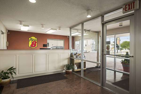  - Super 8 Motel Meridian - I-20 & I-59, Exit 154