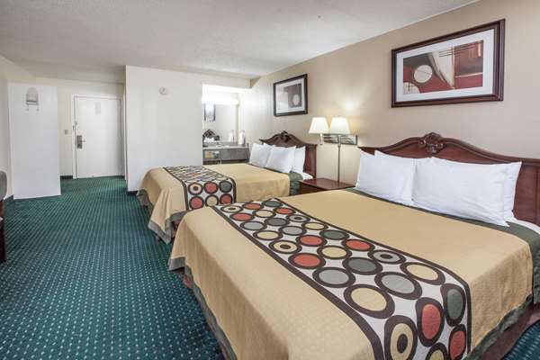  - Super 8 Hotel Clinton - I-40, Exit 65A