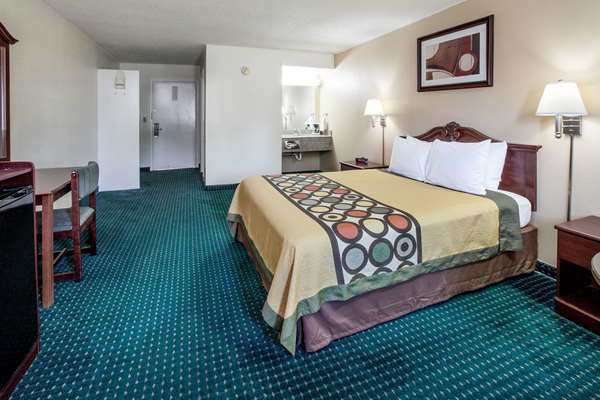  - Super 8 Hotel Clinton - I-40, Exit 65A