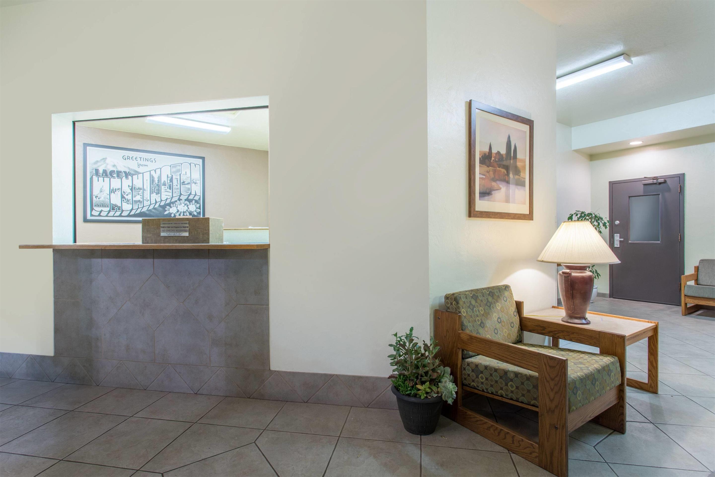Lobby | Super 8 by Wyndham Lacey Olympia Area