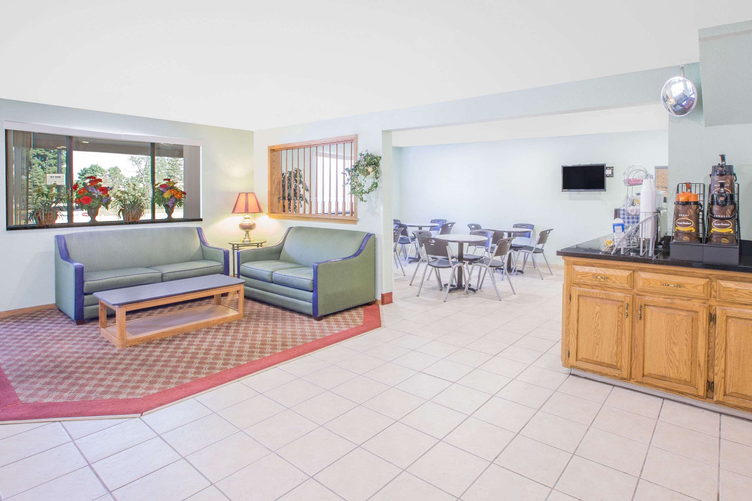 Lobby | Super 8 by Wyndham Howe