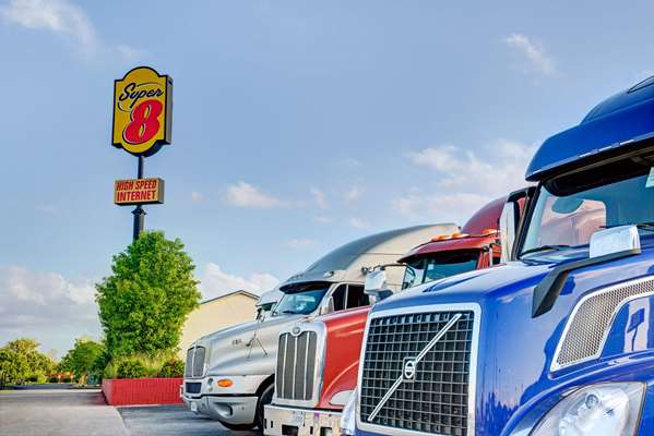  - Super 8 Hotel Emerson Indianapolis - I-74 & I-465, Exit 52