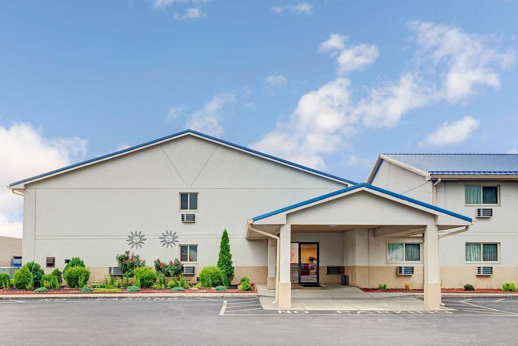 Super 8 by Wyndham Emerson Ave