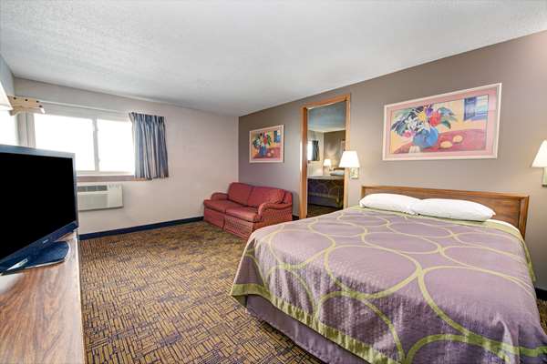 Suite - Super 8 Hotel Emerson Indianapolis - I-74 & I-465, Exit 52