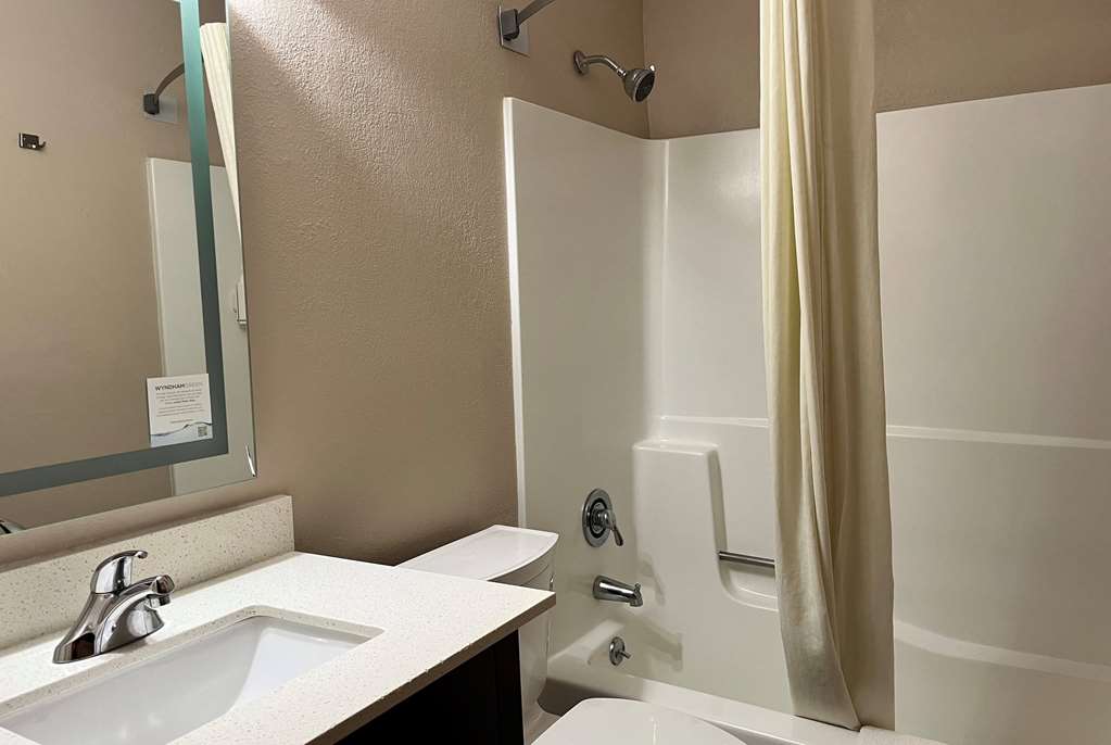 SUPER 8 BY WYNDHAM INDIANAPOLIS/EME-guestroom-Guest Room,Bathroom,On-Site.jpg