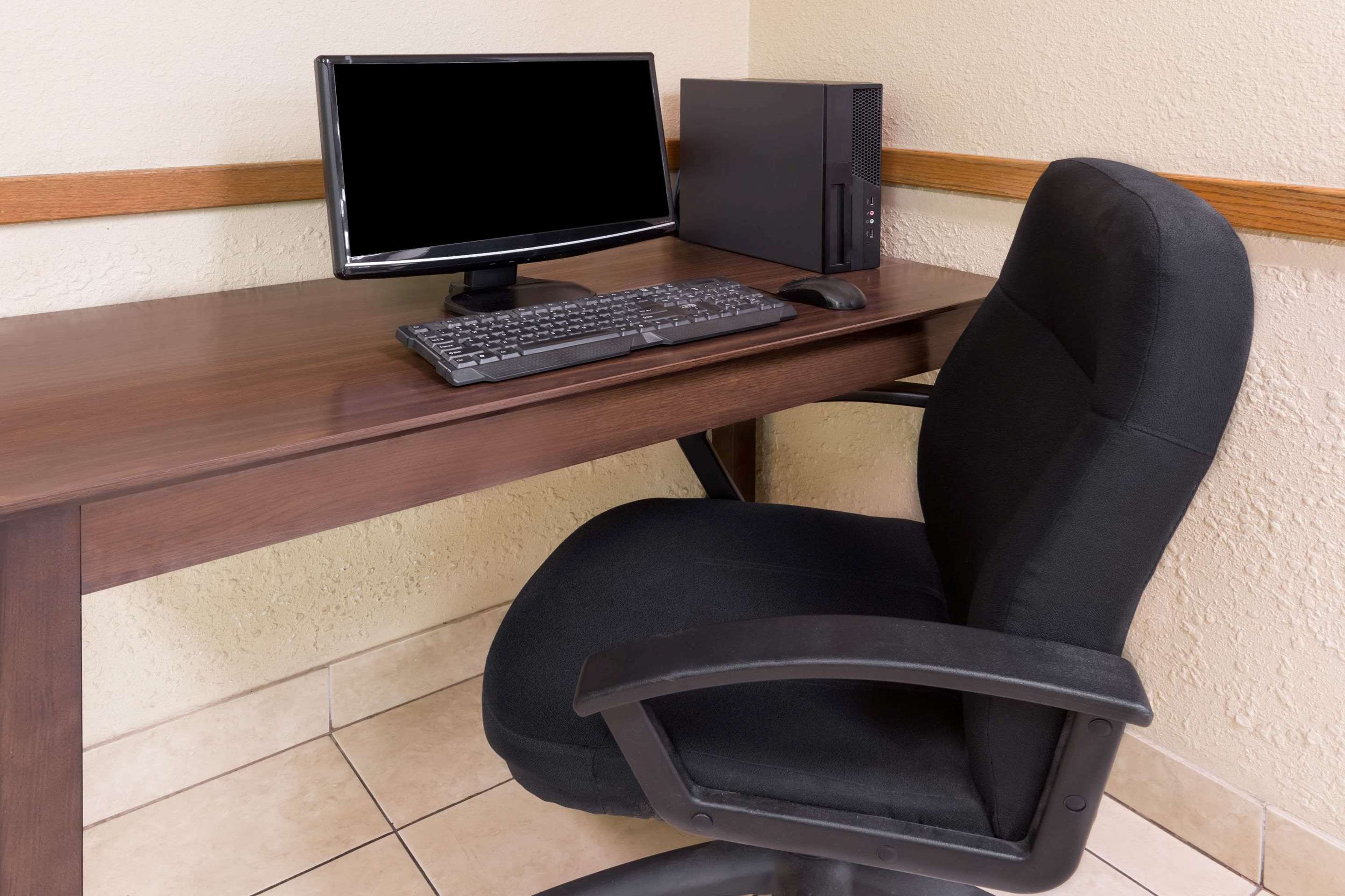 Business Center | Super 8 by Wyndham Plymouth