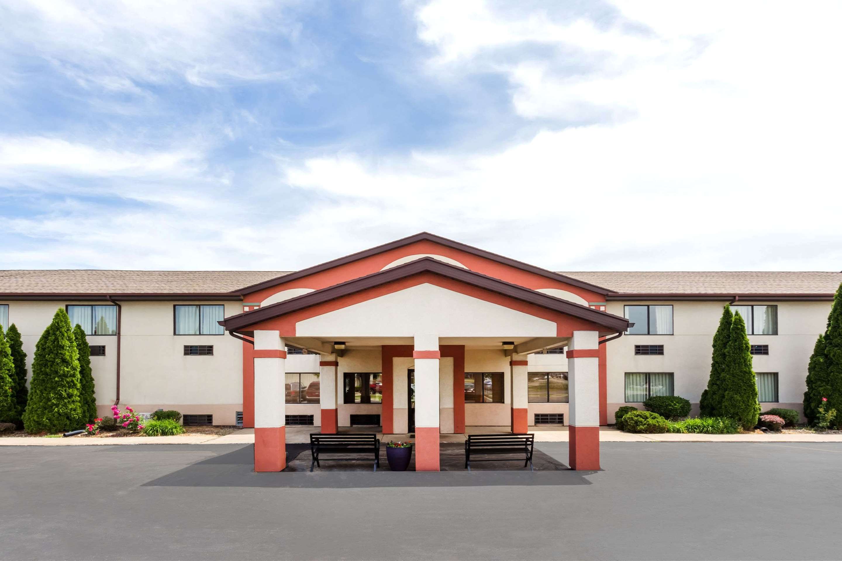 Exterior | Super 8 by Wyndham Plymouth