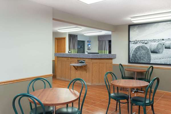  - Super 8 Hotel Gilman - I-57, Exit 283