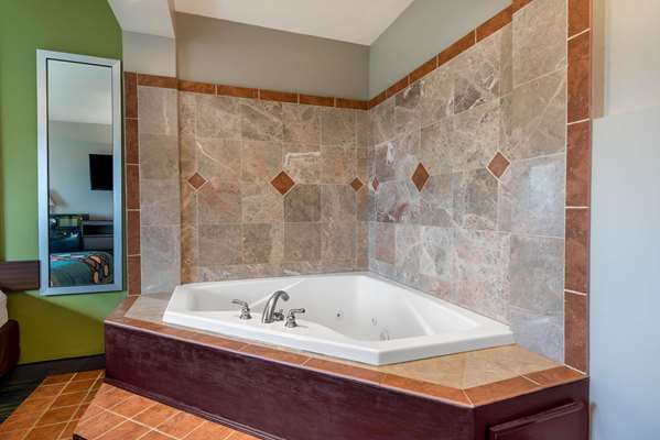Suite - Super 8 Hotel North Ridgeville - I-80, Exit 152