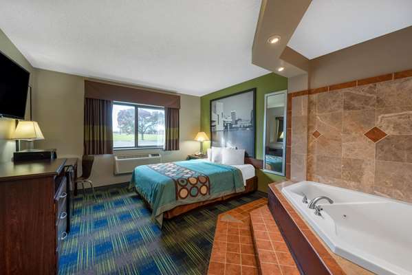 Suite - Super 8 Hotel North Ridgeville - I-80, Exit 152