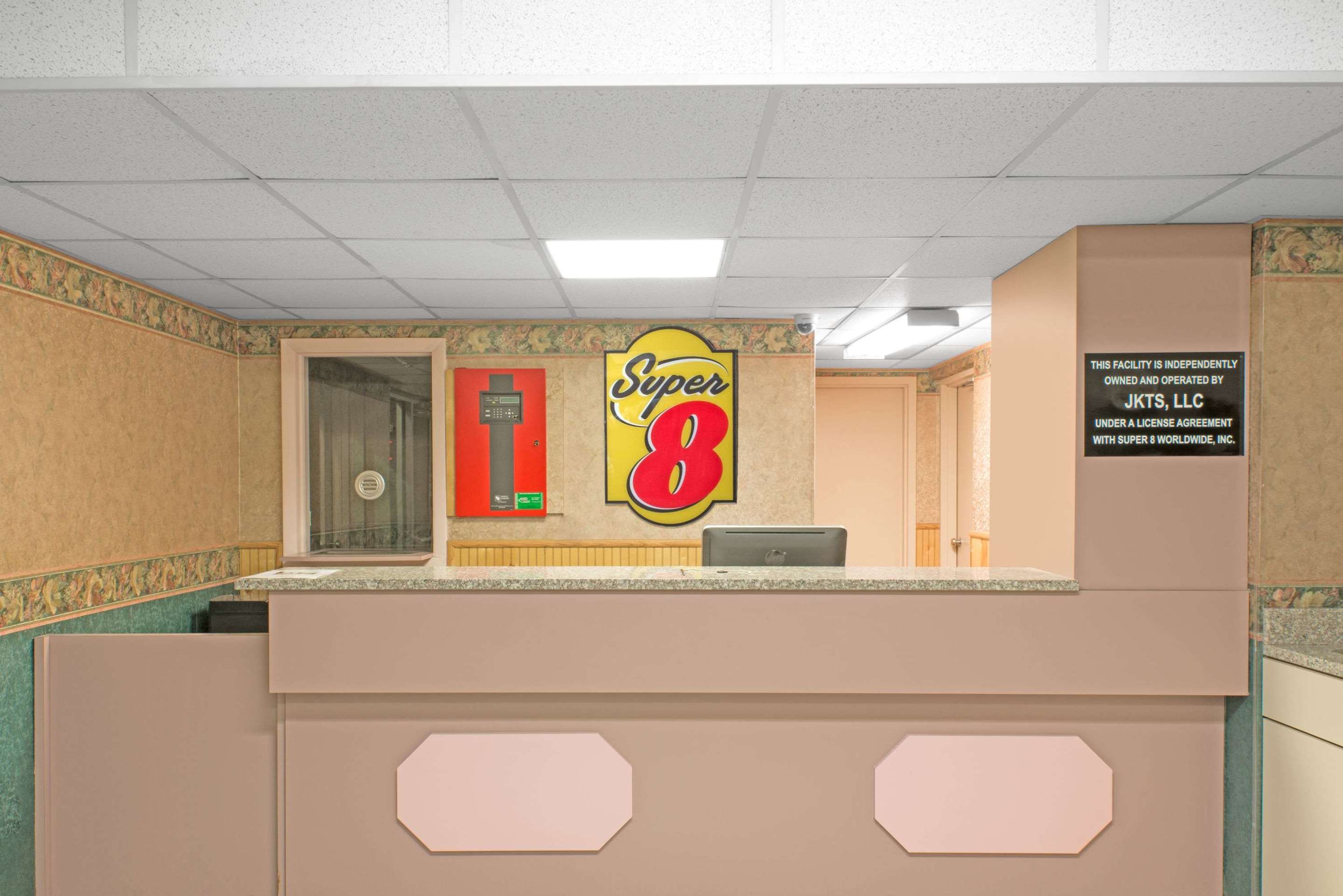 Lobby | Super 8 by Wyndham Wapakoneta