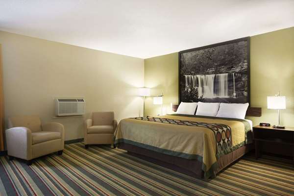 Suite - Super 8 Hotel Tuscola - I-57, Exit 212