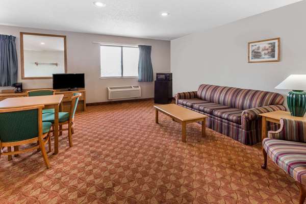 Suite - Super 8 Hotel St Charles