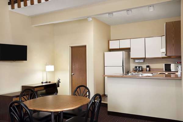 Suite - Super 8 Motel Salem