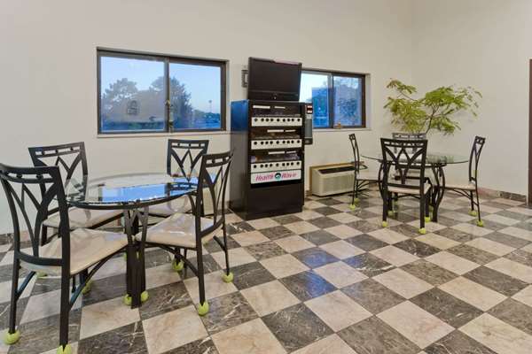  - Super 8 Hotel Rockford - I-39 & I-90, Exit 15