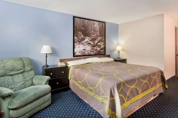  - Super 8 Hotel Rockford - I-39 & I-90, Exit 15