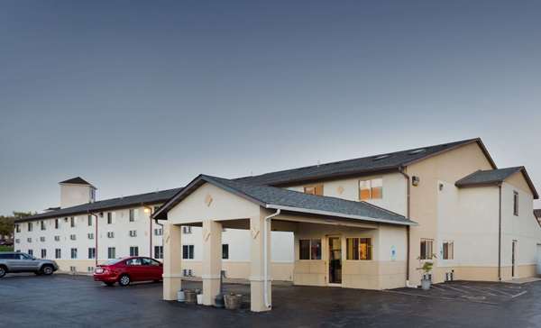 Exterior view - Super 8 Hotel Rockford - I-39 & I-90, Exit 15